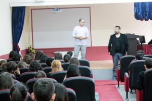 Gen&ccedil;lerle tiyatro anlatıldı