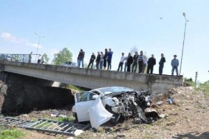 Direksiyon kırınca k&ouml;pr&uuml;den u&ccedil;tu