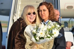&Uuml;nl&uuml; sanat&ccedil;ıdan polis teşkilatına konser