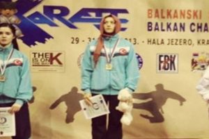 Baş&ouml;rt&uuml;s&uuml;yle &ccedil;ıktı, birinci oldu
