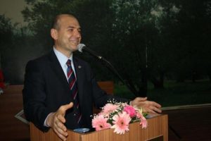 "Milletin efendisi değil, hizmetkarıyız"