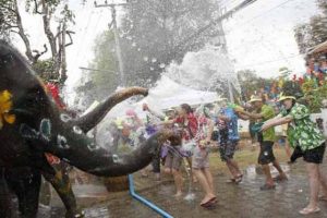 Su festivali &ouml;ld&uuml;rd&uuml;