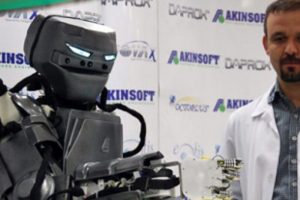 Yerli 'insansı robot' g&ouml;r&uuml;c&uuml;ye &ccedil;ıktı