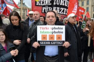 Almanlar ve T&uuml;rkler ırk&ccedil;ılığı protesto etti