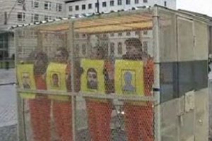 Guantanamo'da mahkumlarla gardiyanlar &ccedil;atıştı