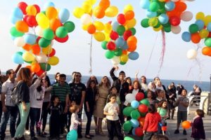 Balonla ''Mezhep&ccedil;iliği bırakın'' mesajı