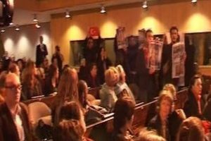 Arın&ccedil;'a Paris'te protesto