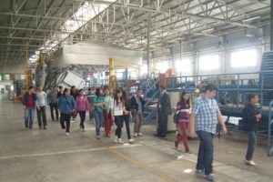 Babalarının &ccedil;alıştığı fabrikaları gezdiler