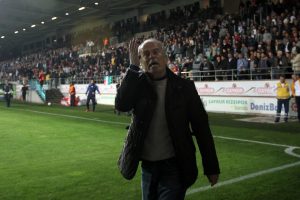 Mustafa Denizli taraftara k&uuml;f&uuml;r etti