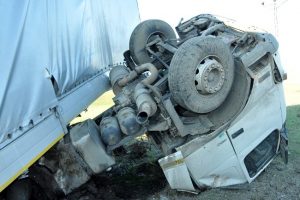 Hurdaya d&ouml;nen TIR'dan sağ &ccedil;ıktı