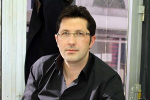 Uyanık kuyumcu hırsızın numarasını yemedi
