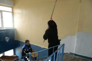 Polis ve &ouml;ğretmenler okulu boyadı