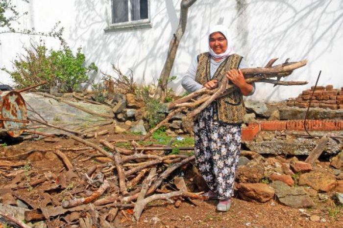 Elektrik gelmeyince &ouml;ğrenciler gidiyor