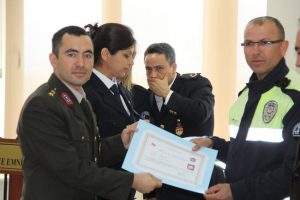 Başarılı polisler &ouml;d&uuml;llendirildi