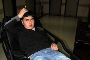 Başına tığ saplandı