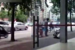 Sokak ortasında karısını d&ouml;vd&uuml;