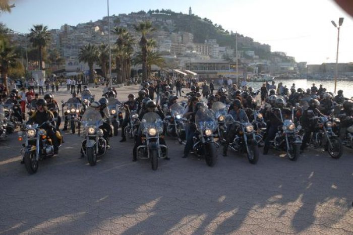 Motosikletle Ata'ya geldiler