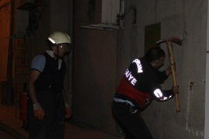 &Ccedil;alıştıkları mağazada mahsur kaldılar