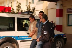 Hasta yakını &ouml;n&uuml;ne &ccedil;ıkan herkese saldırdı