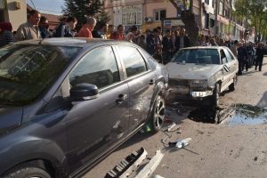 Devrilen ara&ccedil;tan şans eseri yara almadan kurtuldu