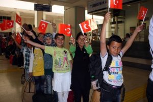 Suriyeli &ccedil;ocuklar, 23 Nisan i&ccedil;in &ouml;zel u&ccedil;akla İzmir'e gitti