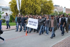 Ege &Uuml;niversitesi'nde &ouml;ğrencilerden basın a&ccedil;ıklaması