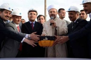 &Uuml;niversite kamp&uuml;s&uuml;ne cami temeli