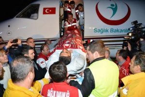 Yaralıları taşıyan u&ccedil;ak T&uuml;rkiye'de