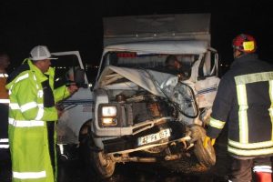 Kamyonet ile otob&uuml;s &ccedil;arpıştı