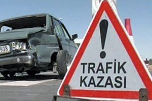 Otomobil kamyonun altına girdi: 3 &ouml;l&uuml;