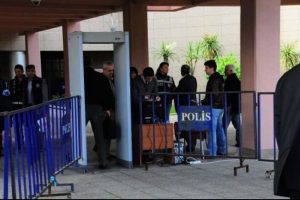 İzmir'de 'gizli belge' davası gergin başladı