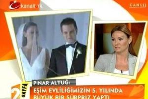 O s&uuml;prizi canlı yayında a&ccedil;ıkladı!