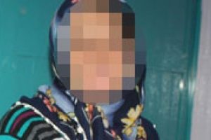 Eşini d&ouml;vd&uuml;, dişlerini penseyle s&ouml;kt&uuml;