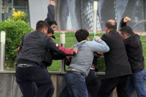 Diyarbakır Adliyesi &ouml;n&uuml;nde kavga