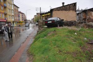&Ccedil;alıntı otomobille bah&ccedil;e duvarına &ccedil;arptı