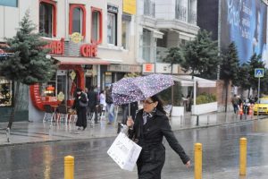 İstanbul'da şemsiyeler havada u&ccedil;uştu