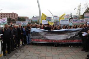 Meclis &ouml;n&uuml;nde &ccedil;evrecilerden eylem