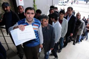 Depremzedeler ev sahibi olmak i&ccedil;in kuyrukta
