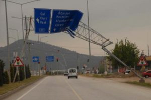 Kamyon &ccedil;arptı b&ouml;yle oldu