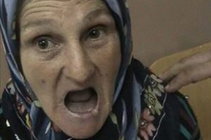 Eşinin dişlerini penseyle s&ouml;kt&uuml;