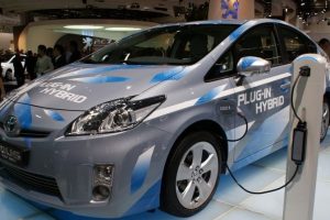 Hibrid ve elektrikliye h&uuml;cum