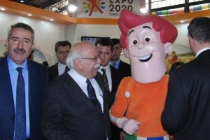 Bakan &ccedil;ocuklar gibi şen