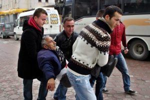 Sokak ortasında bı&ccedil;aklı kavga