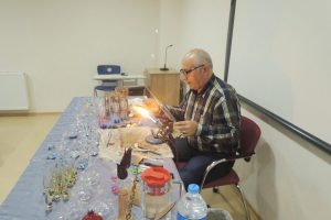 Cam &uuml;fleme sanatı b&uuml;y&uuml;ledi
