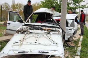 Elektrik direğine &ccedil;arpan s&uuml;r&uuml;c&uuml; &ouml;ld&uuml;