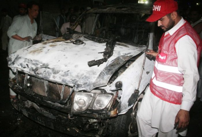 Pakistan'da intihar saldırısı: 17 ölü