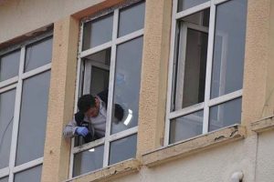 Liseli kız sınıf penceresinden atlayarak intihar etti