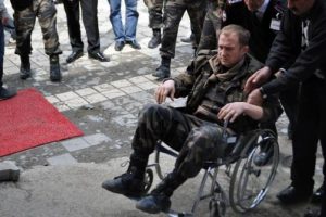 Cip devrildi, 7 özel harekat polisi yaralandı