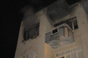 Apartmanda &ccedil;ıkan yangın korkuttu
