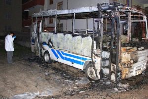 Yolcu minib&uuml;s&uuml; alev alev yandı